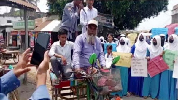 নওগাঁর আত্রাইয়ে শিক্ষকের কাছে চাঁদা দাবী ক্ষোভে ফুসছে শিক্ষার্থী