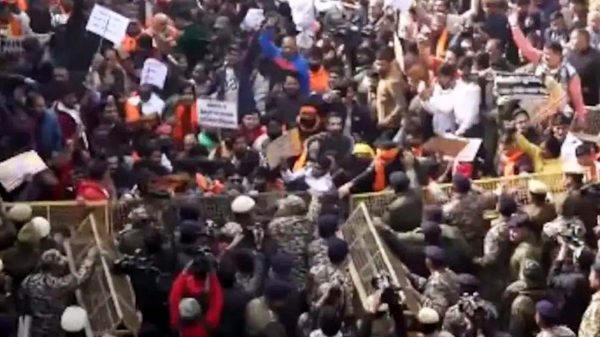 দিল্লিতে বাংলাদেশ হাইকমিশনের সামনে বিক্ষোভ, পুলিশের লাঠিচার্জ