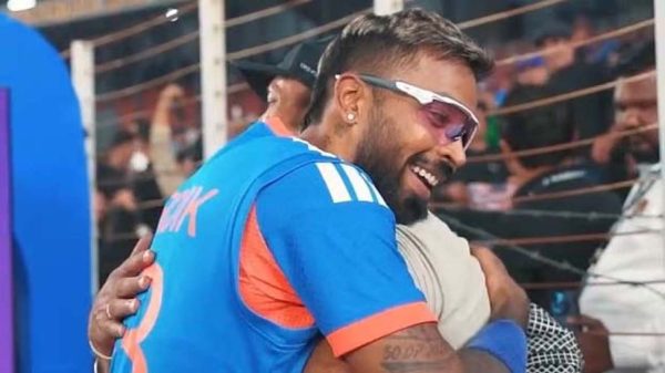 ছক্কা মেরে আহত করে সেবা করলেন পান্ডিয়া